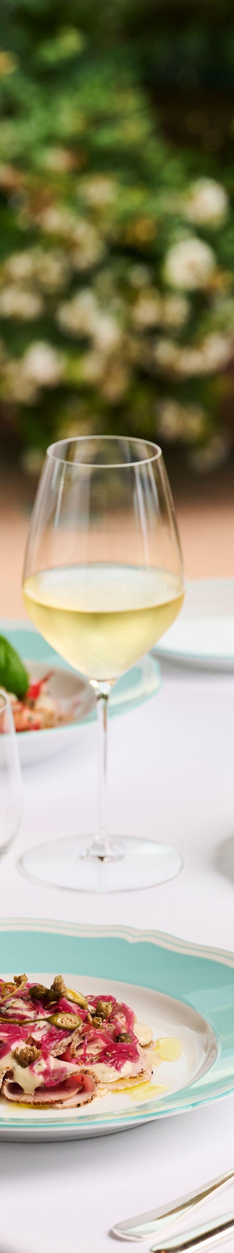 Déjeuner sur la terrasse avec verres de vin blanc et de vin rouge