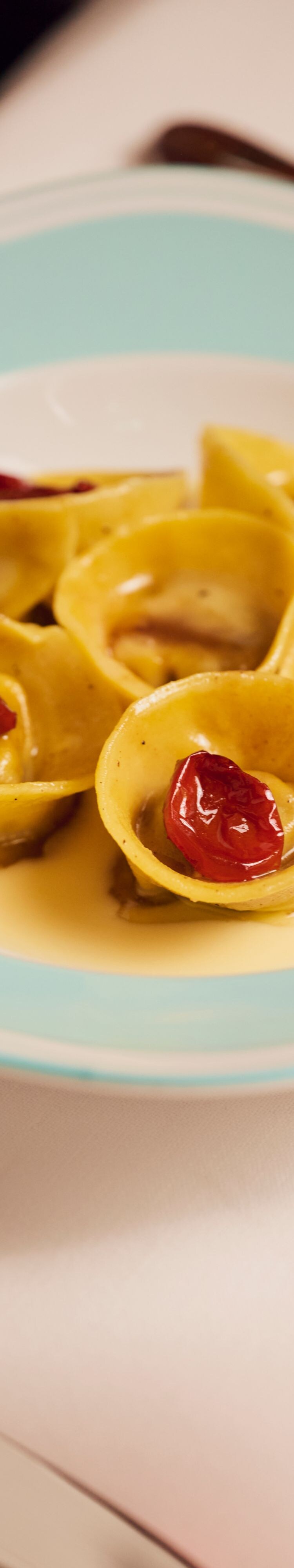 Assiette de tortellini avec verre à vin