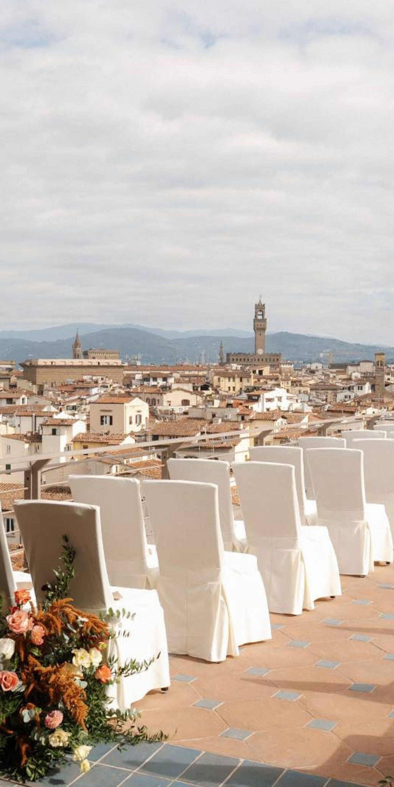 Terrasse en configuration évènement pour une cérémonie de mariage