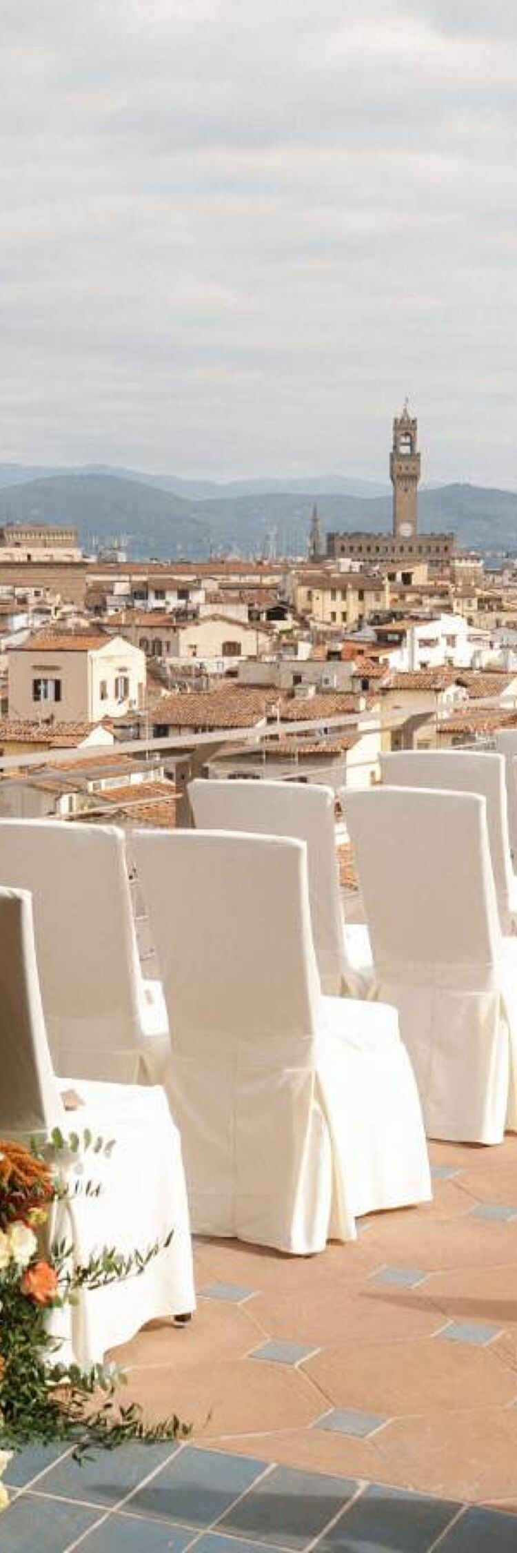 Terrasse en configuration évènement pour une cérémonie de mariage