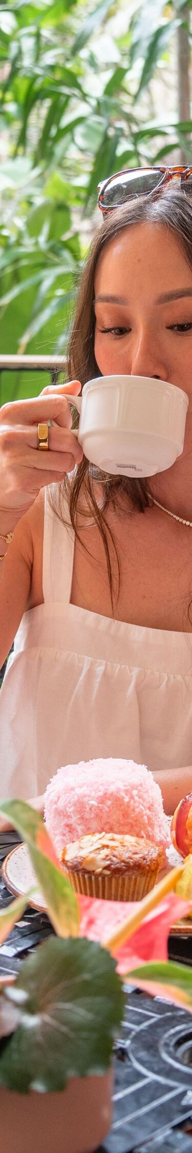 庭園のパティオでお茶を飲む女性