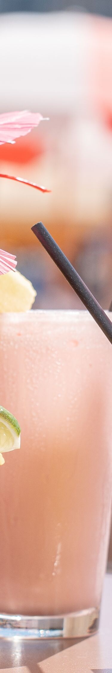 ピンクの傘が添えられたトロピカルカクテル