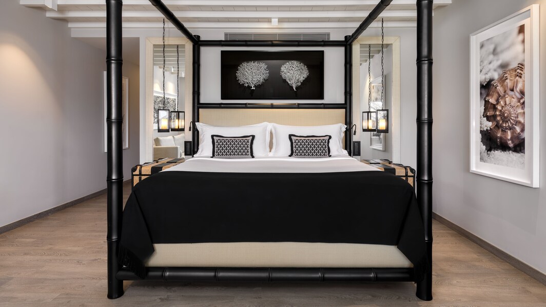 Dormitorio decorado con bambúes de madera negra