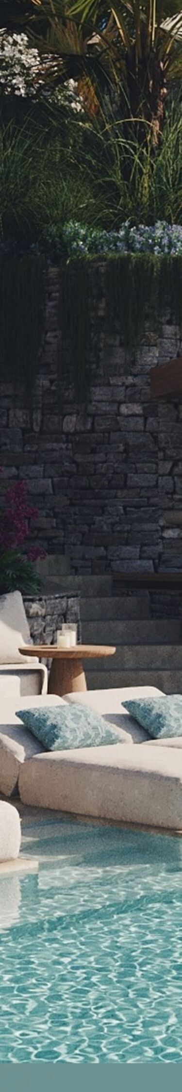 piscina privada con sillas reclinables y palmeras