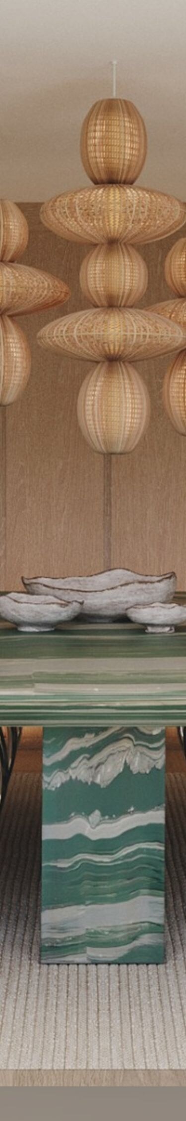 Comedor con mesa alargada y sillas de fibras trenzadas