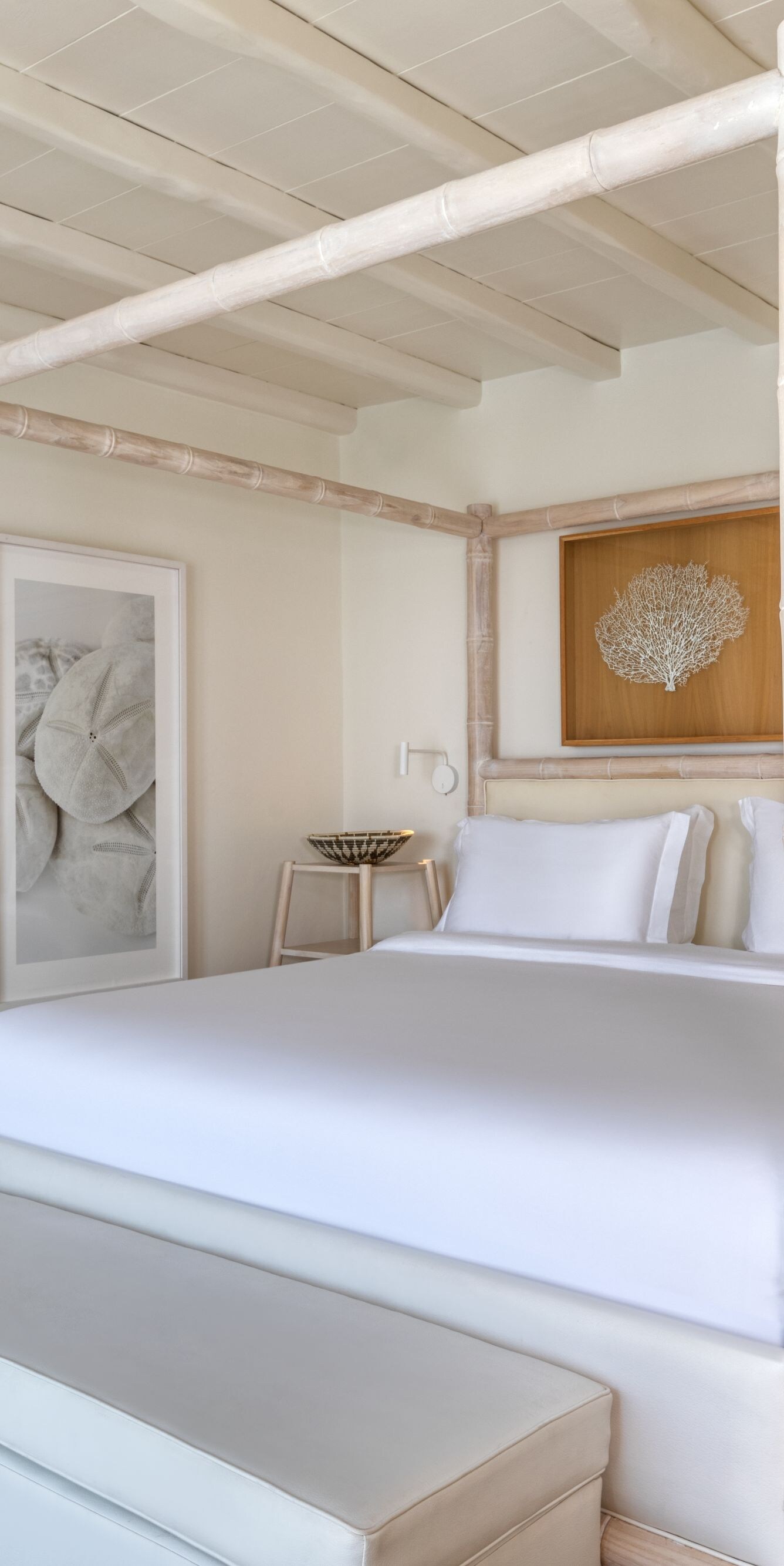 Habitación con cama tamaño King con dosel de bambú