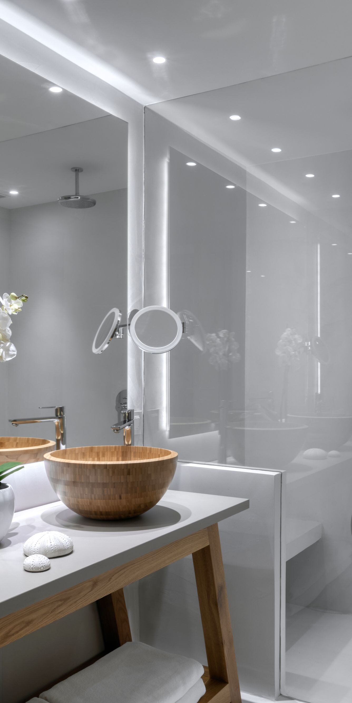Baño moderno con lavabos de bambú