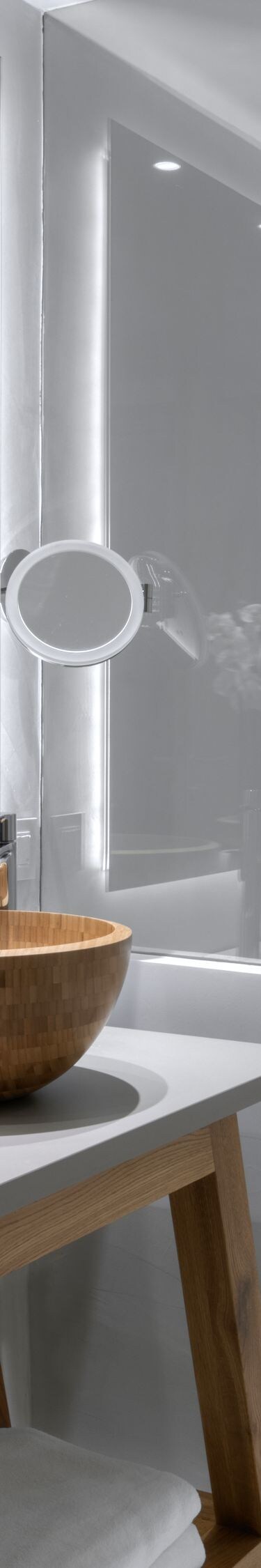 Baño moderno con lavabos de bambú