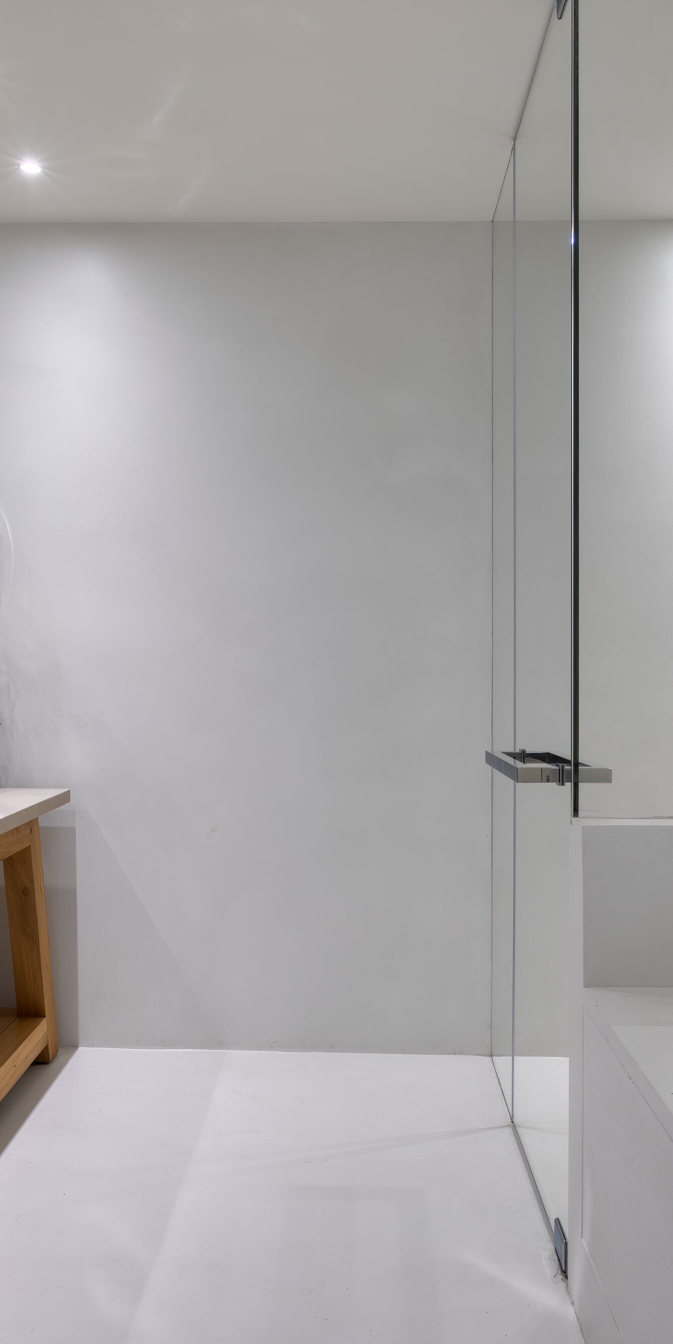 Baño con dos lavabos y bañera de madera