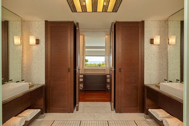 Premium Grand Infinity Seafront Suite Bathroom