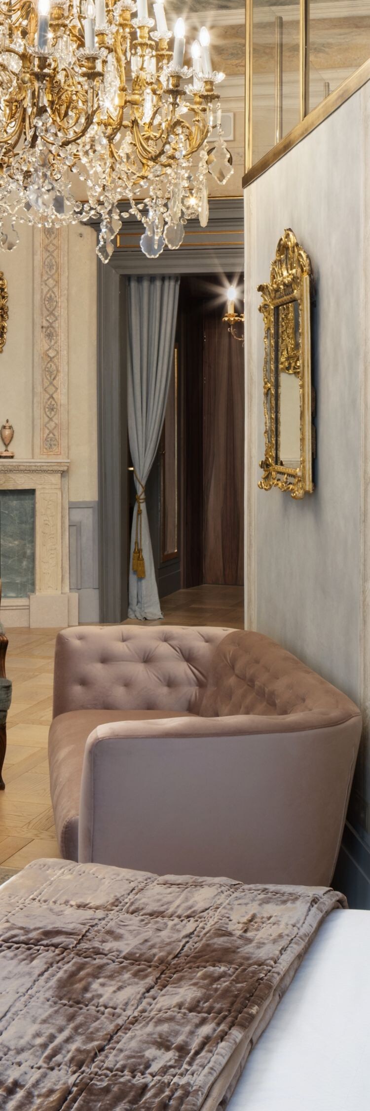 Historical Suite with king bed and two bathrooms