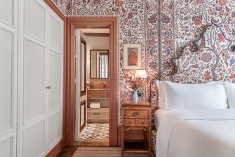 Habitación con cama tamaño King de la suite de lujo, habitaciones de lujo en Madrid