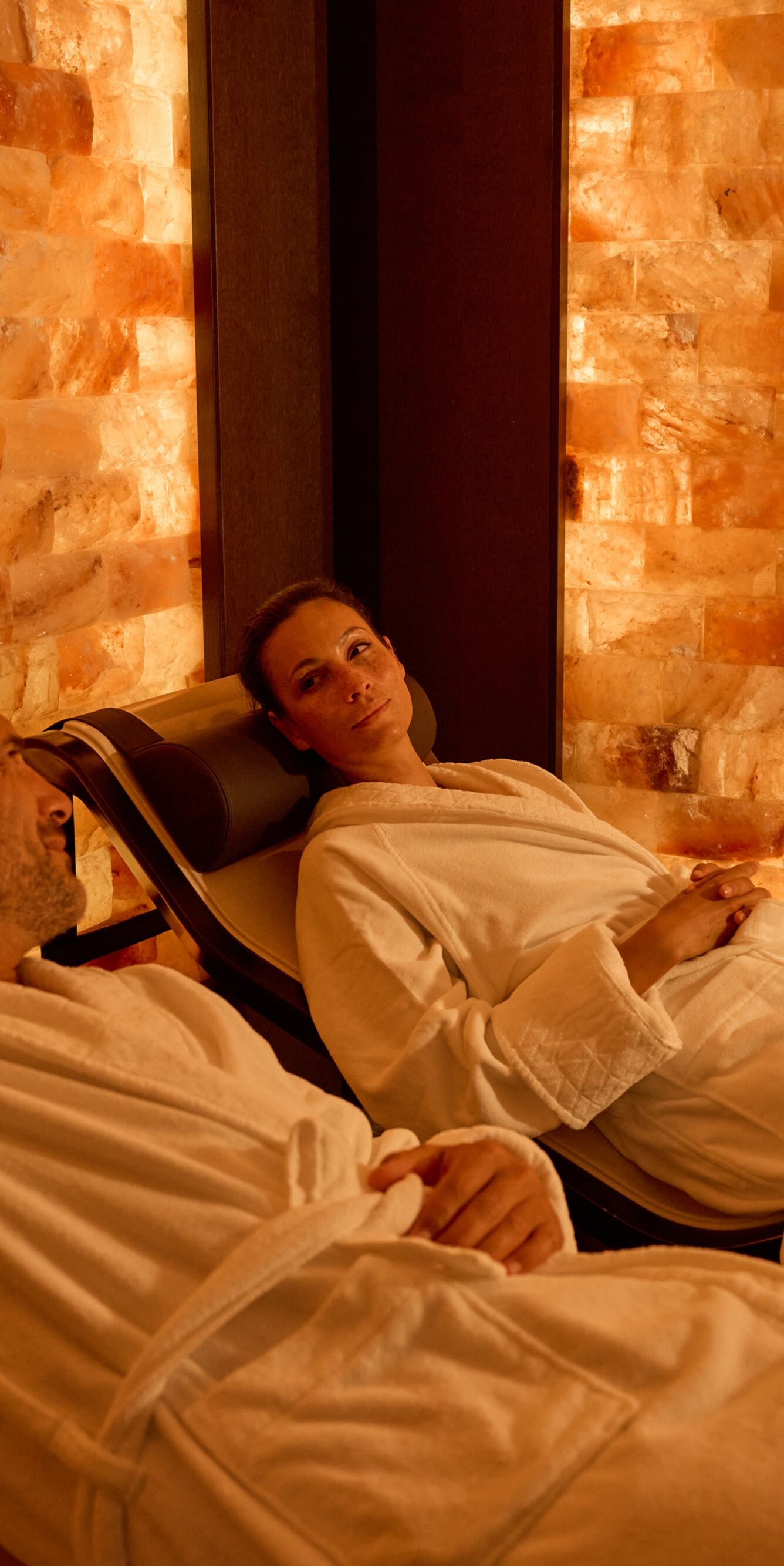 Coppia nella sala del sale della lussuosa Shiseido Spa Milan