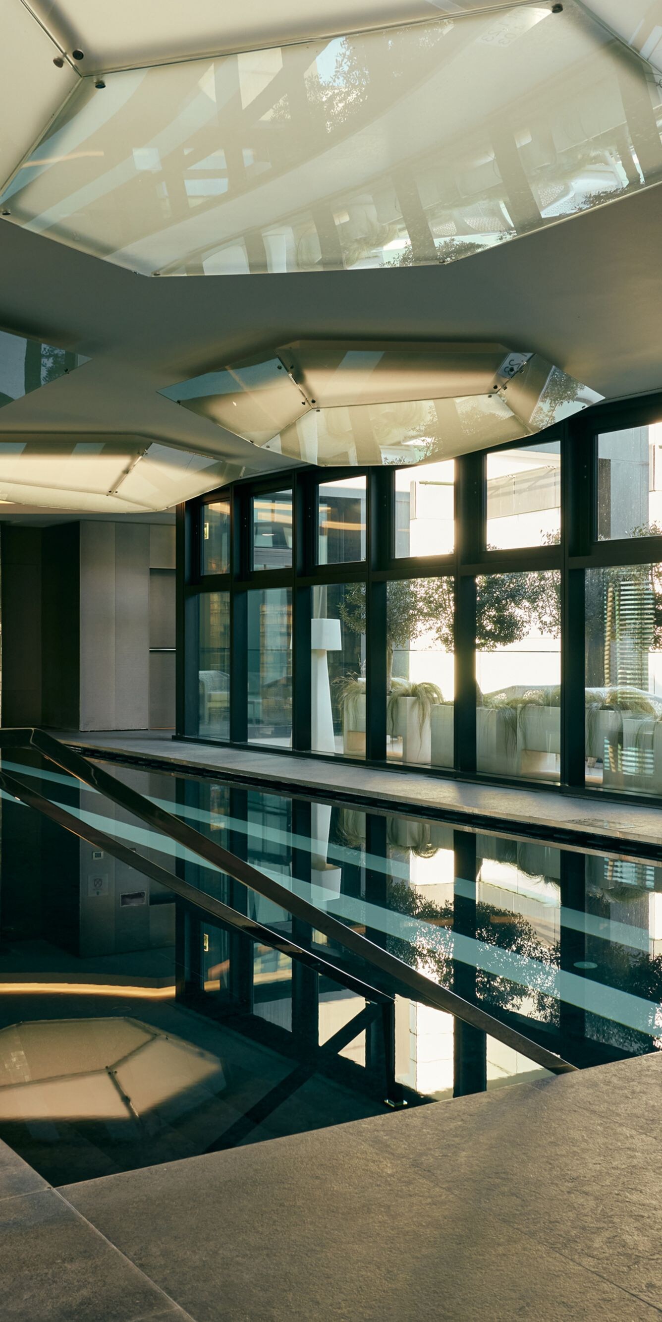 Piscina coperta con ampie finestre