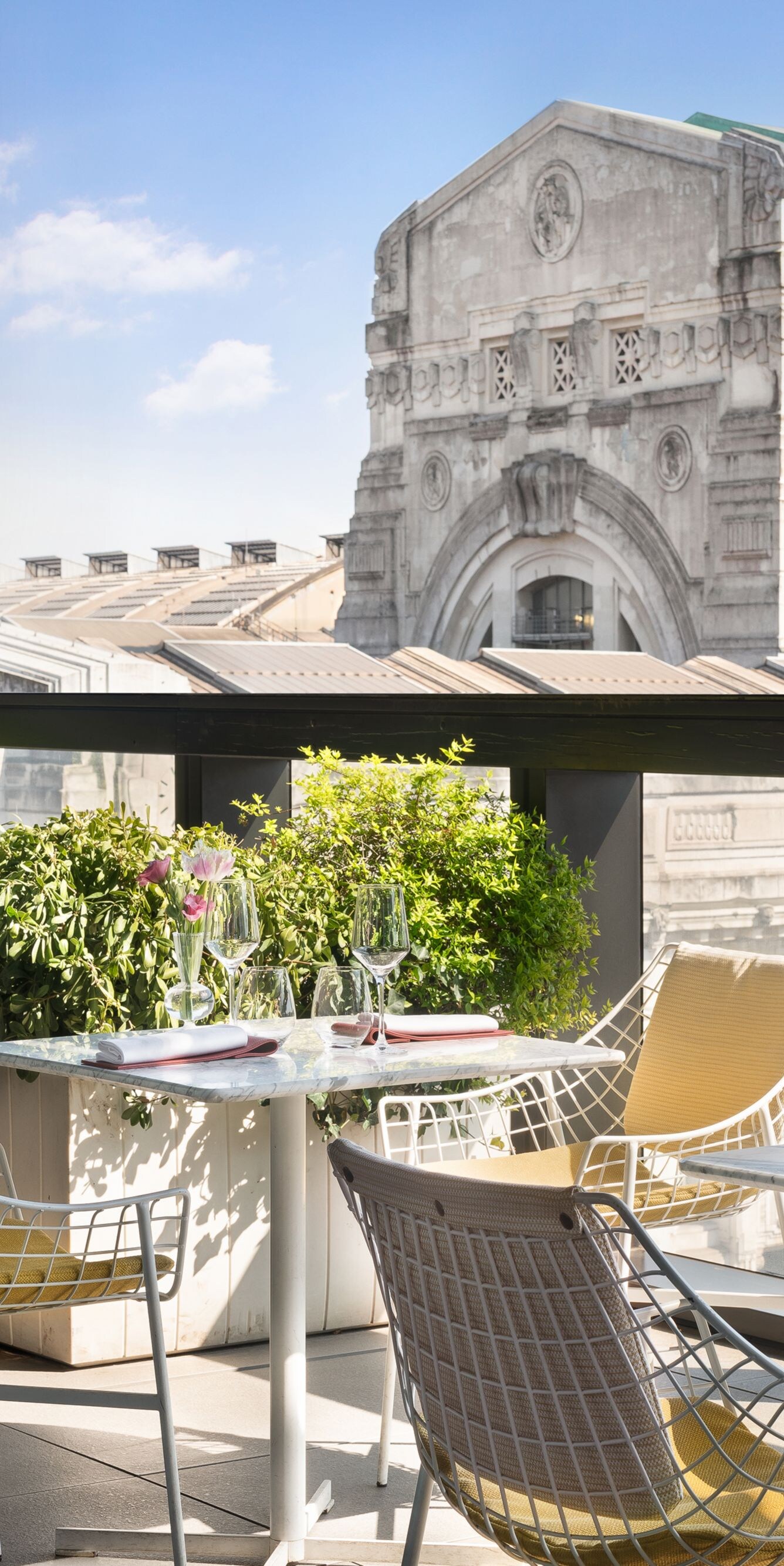 Esterno di giorno del Terrazza Gallia Bar - Allestimento per il pranzo