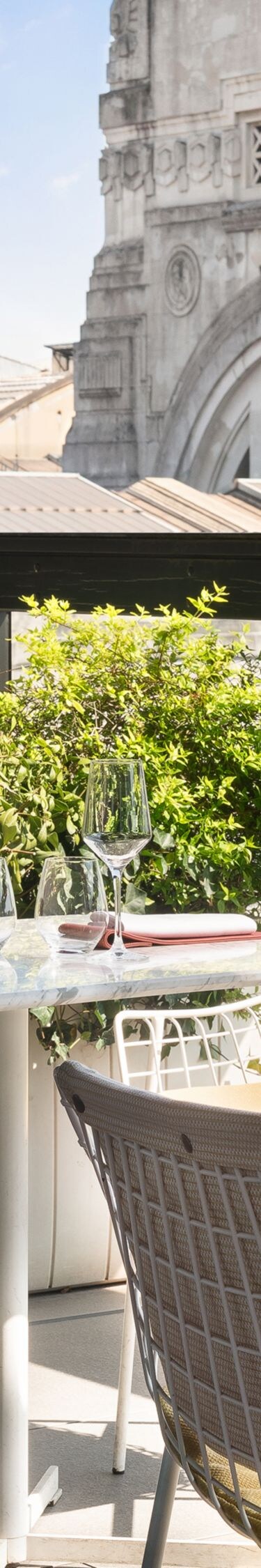 Esterno di giorno del Terrazza Gallia Bar - Allestimento per il pranzo