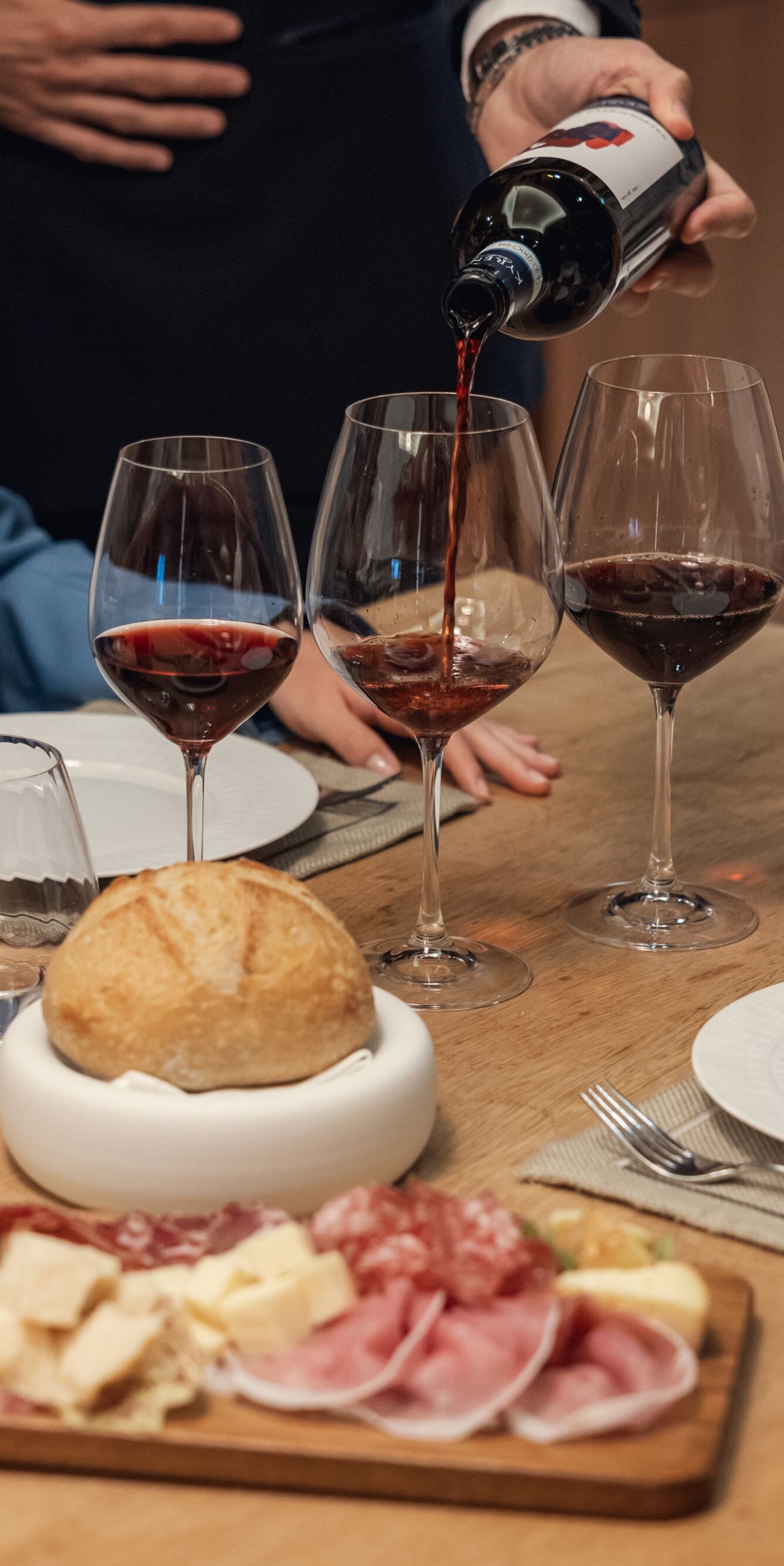 Degustazione di vini nella cantina 