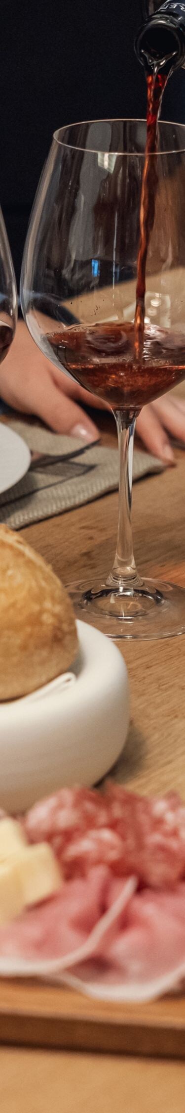 Degustazione di vini nella cantina 