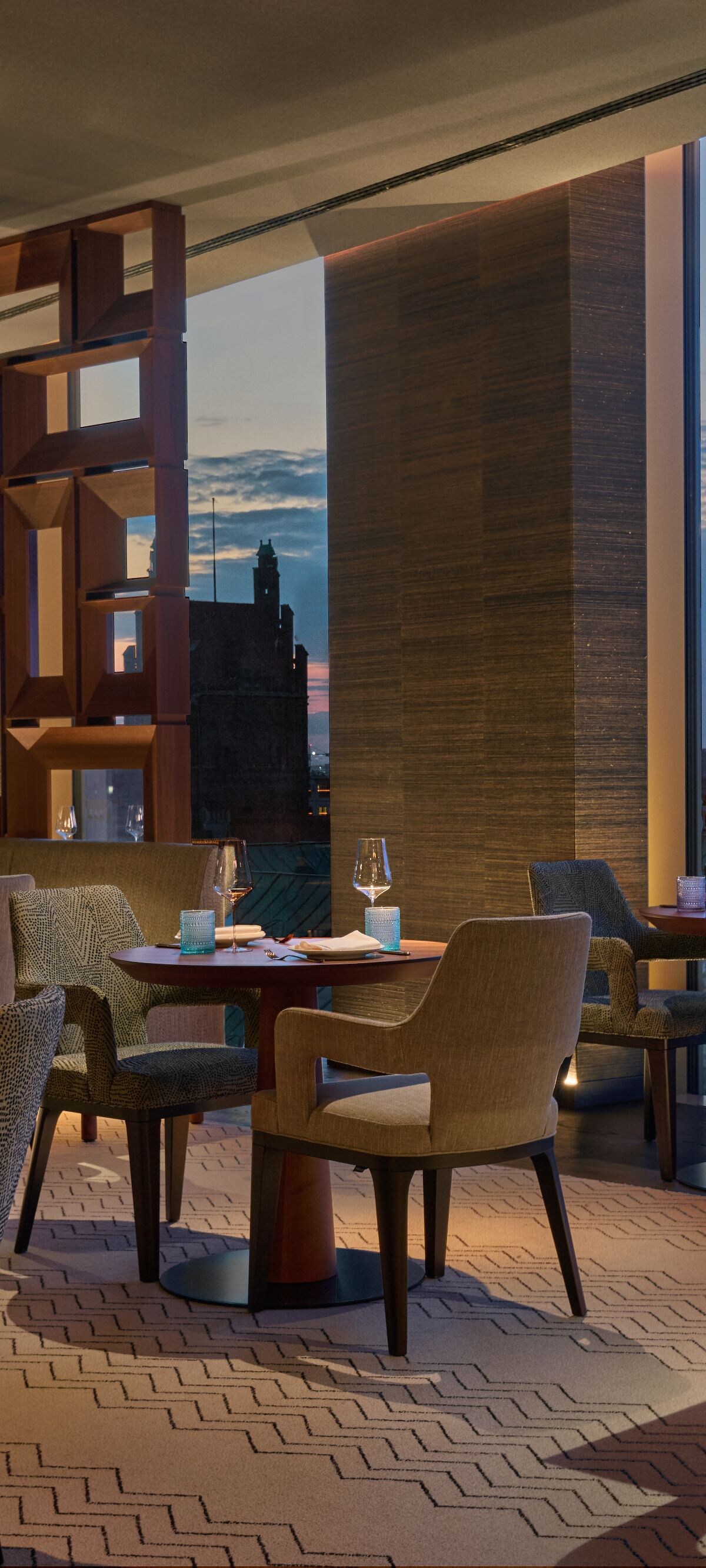 Restaurant, Sitzgelegenheiten am Tisch, Ausblick, Nacht  