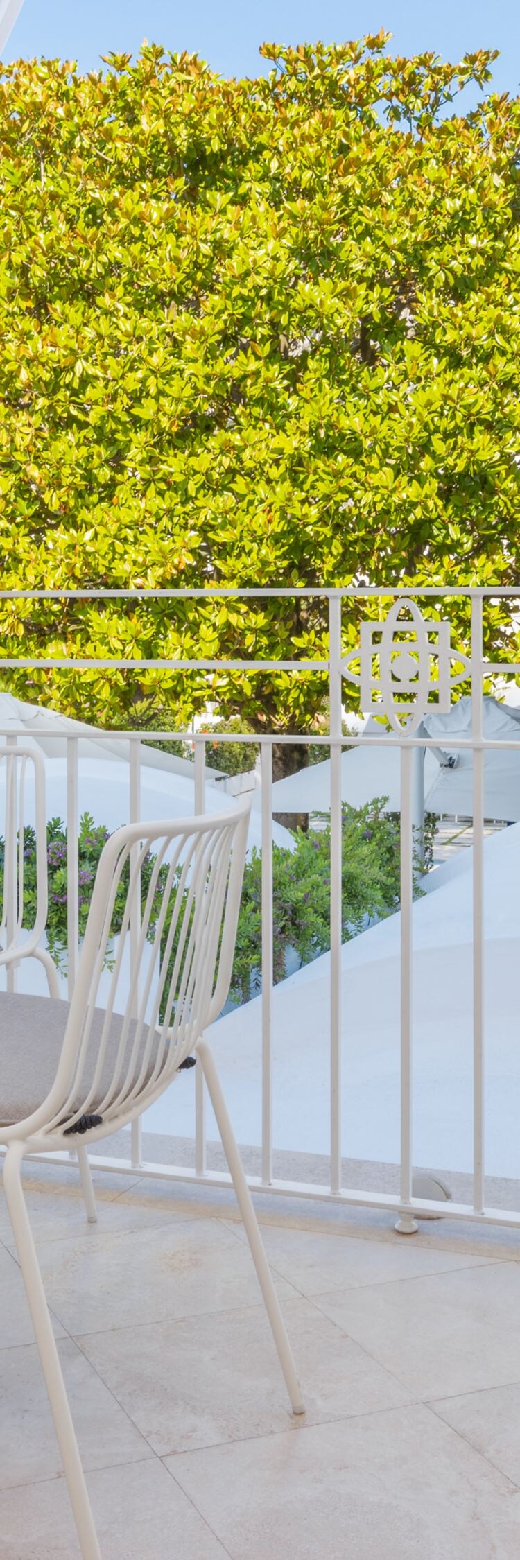 Covered balcony with table and chairs 