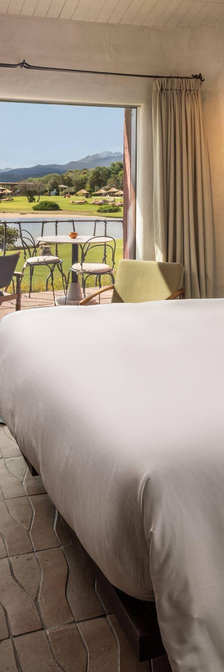 King guest room with terrace and lake view
