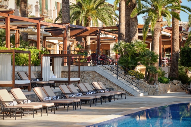swimming pool, sunbeds, cabanas, palm trees 