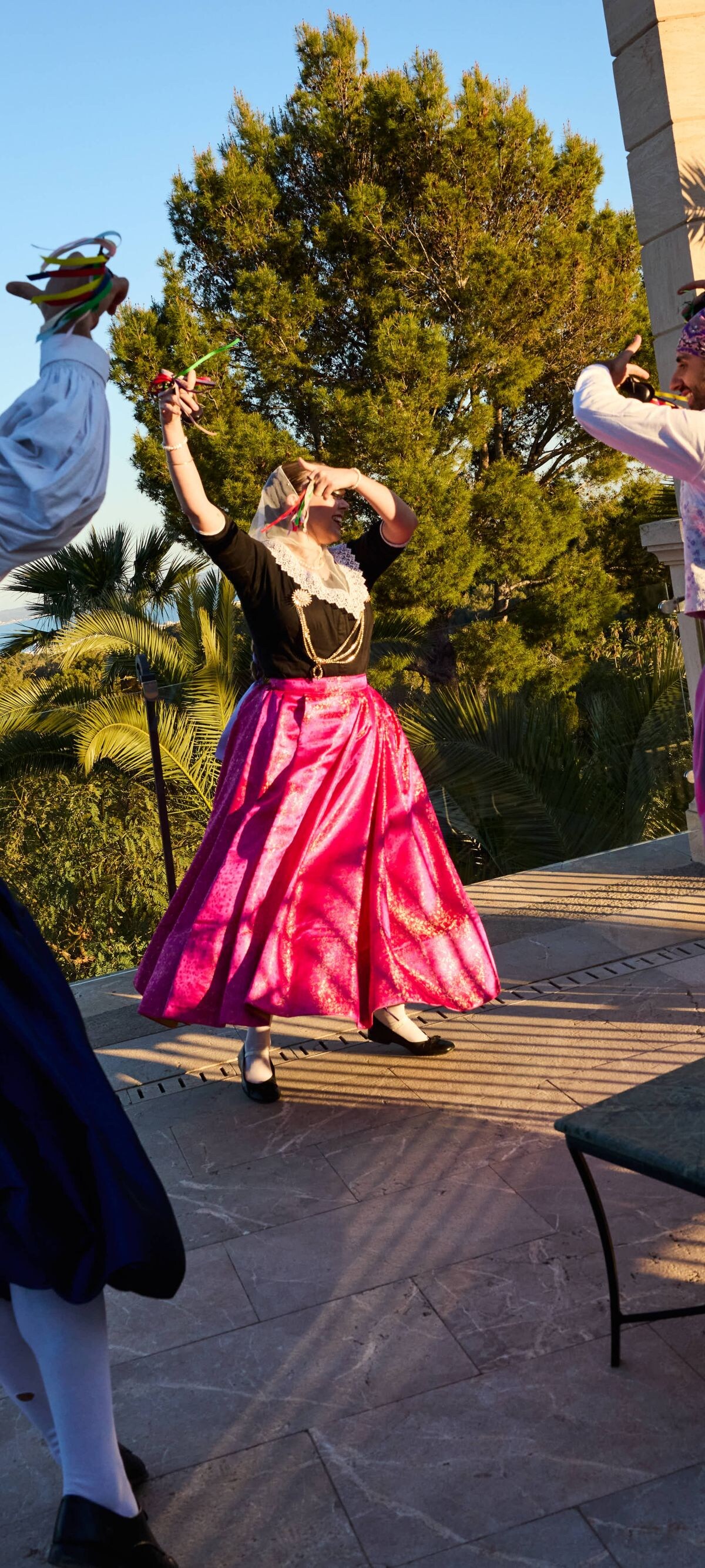 Bailarines tradicionales actuando al aire libre.