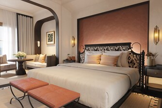 Deluxe Zimmer mit Kingsize-Bett, Balkon und Blick auf die Bucht