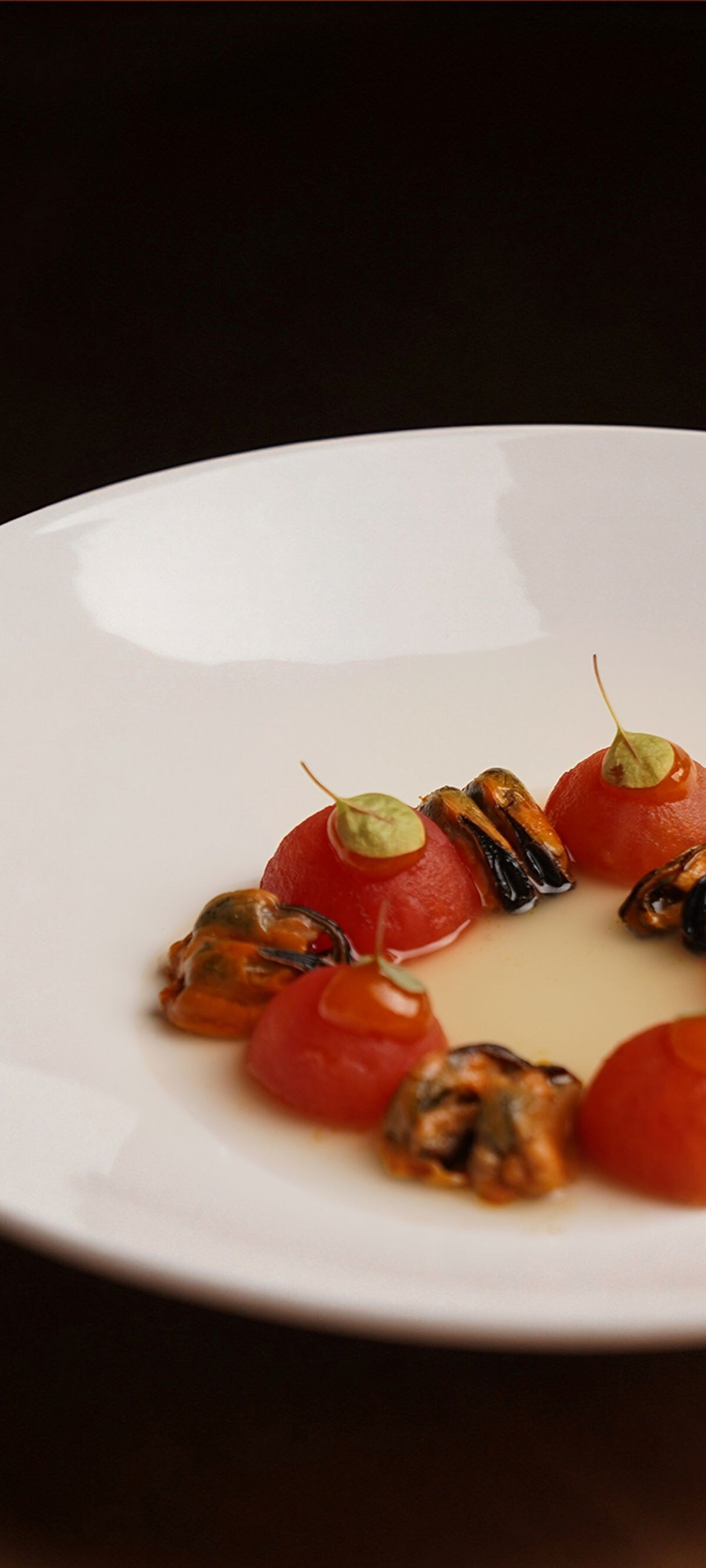 Plato de inspiración mediterránea con ingredientes de temporada