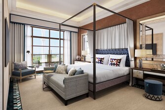 Royal Suite – Schlafzimmer mit Balkon und Blick auf die Bucht