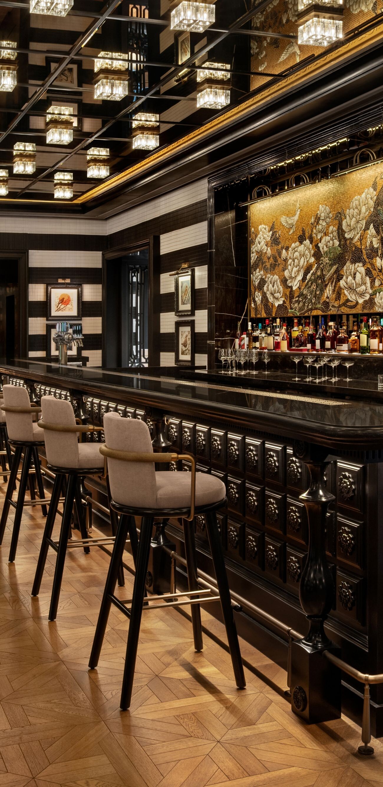 「The Collector’s Bar」エレガントなバーカウンター席