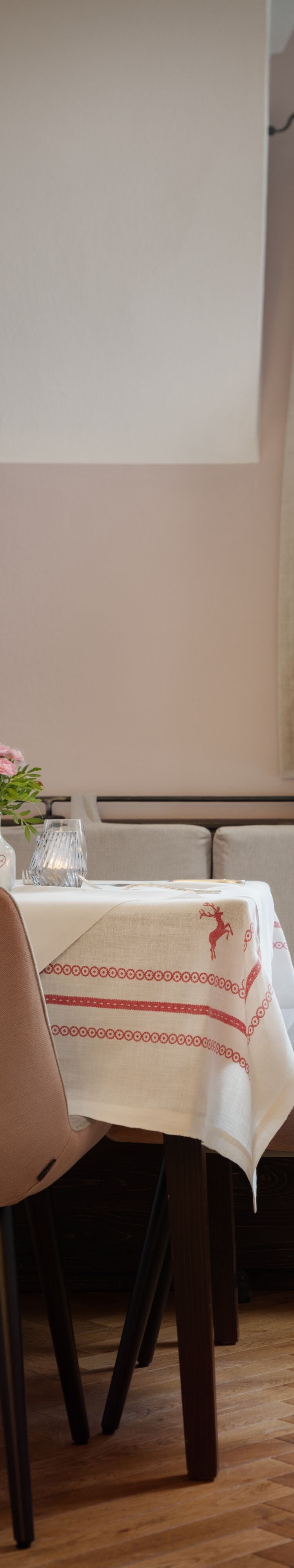 Restauranttisch mit Blumendekoration