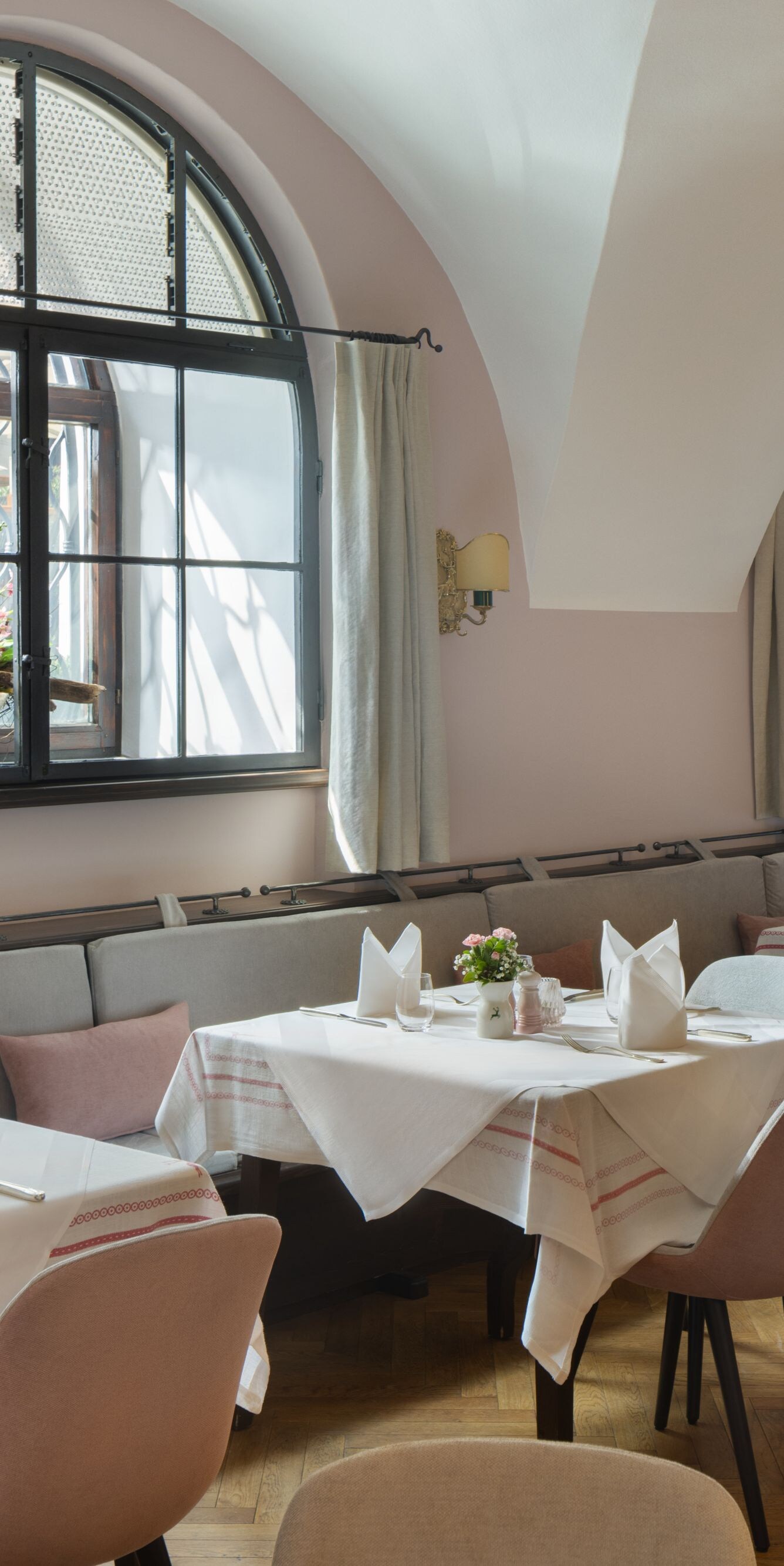 Restaurant mit Bogenfenstern und Tischen