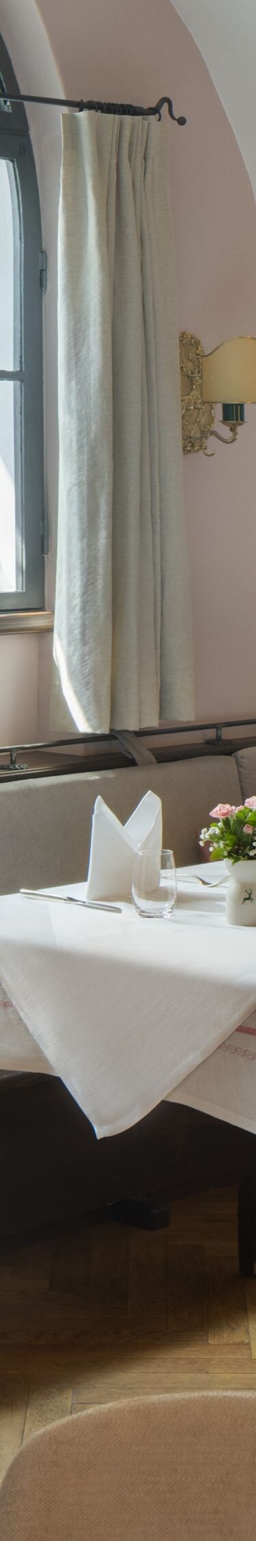 Restaurant mit Bogenfenstern und Tischen