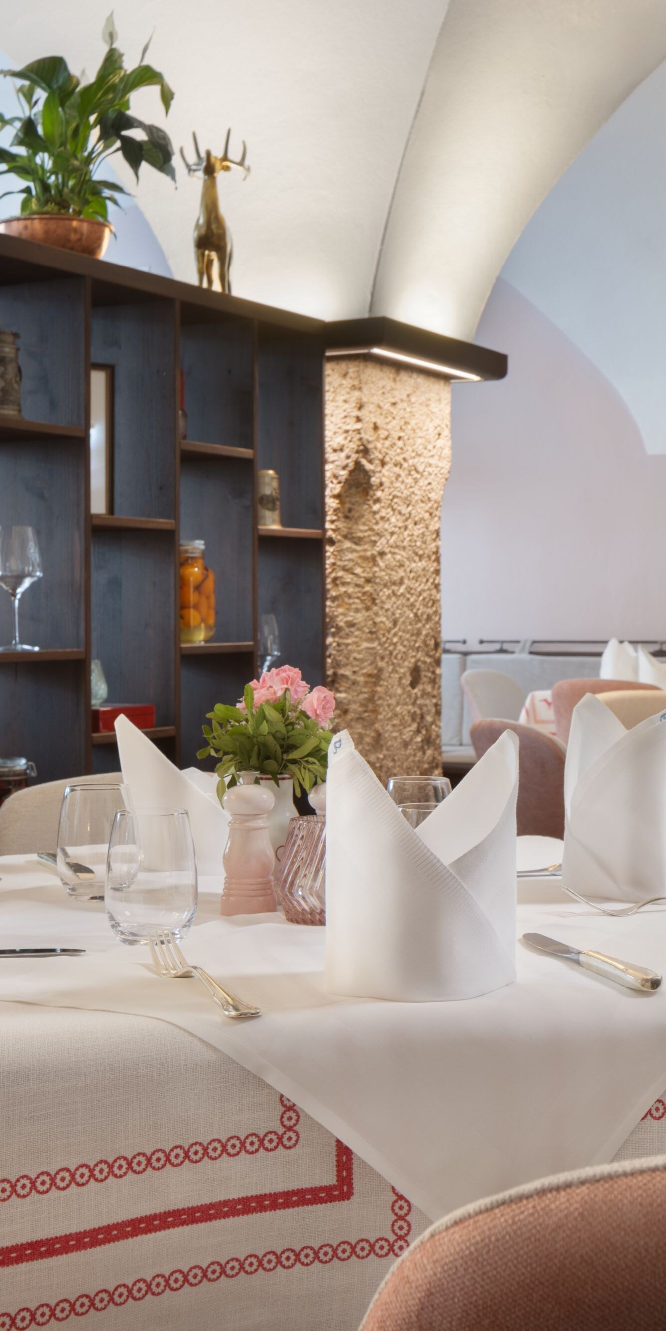 Speiseraum des Restaurants mit gewölbter Decke