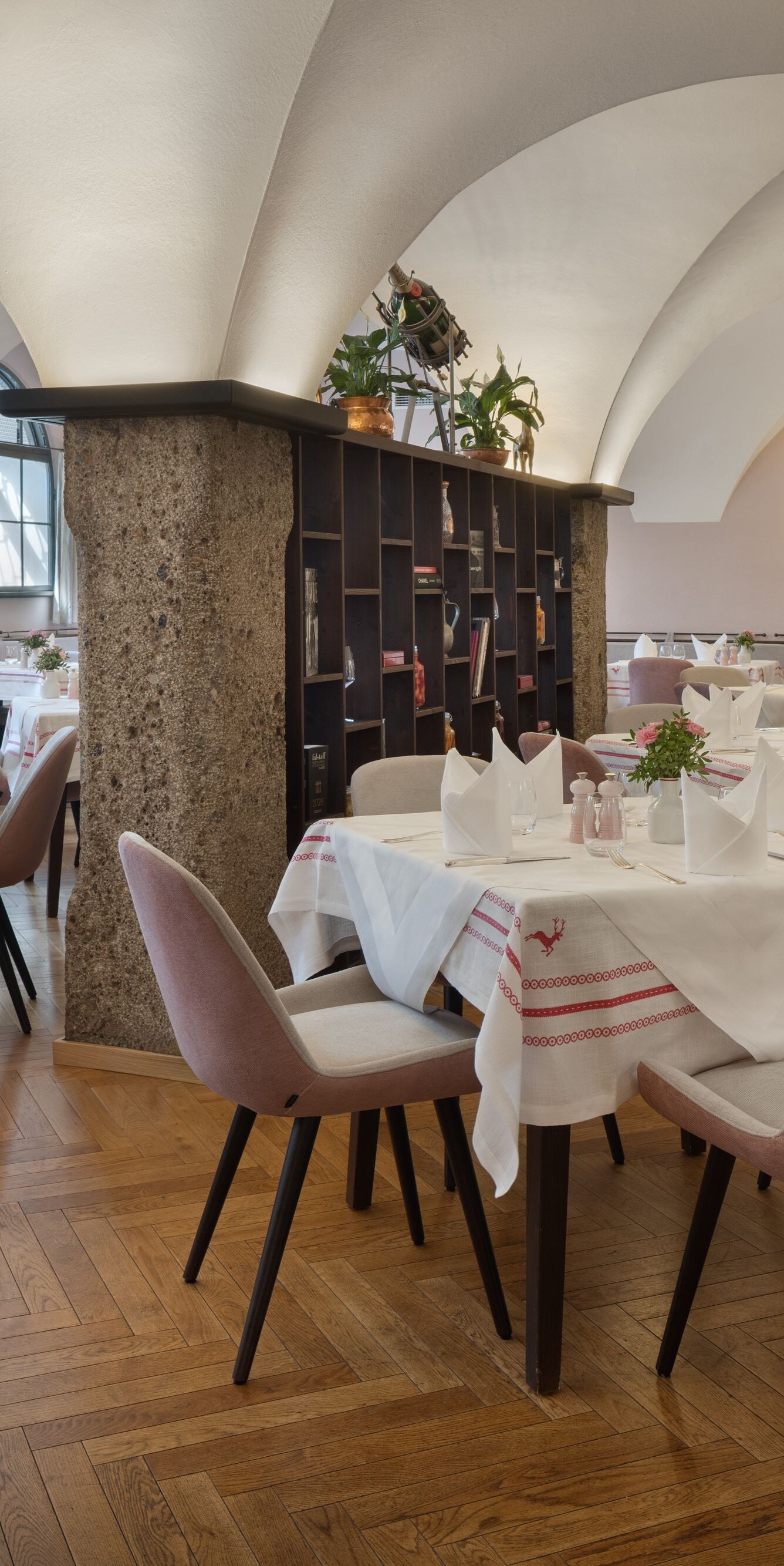 Restaurant mit gewölbter Decke und Tischen