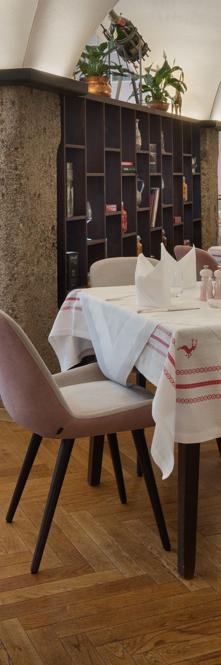 Restaurant mit gewölbter Decke und Tischen