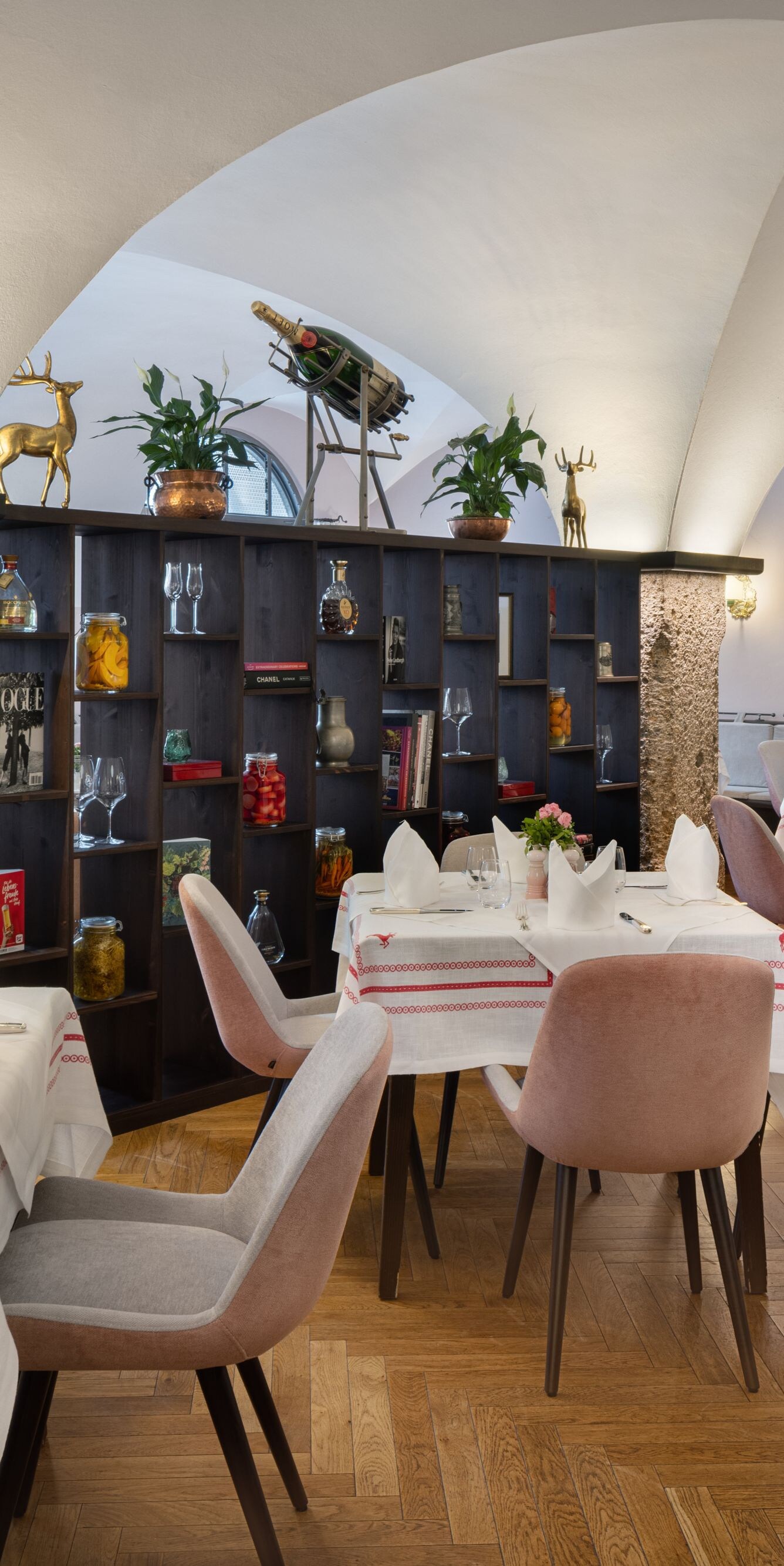 Restaurant mit gewölbter Decke und Dekoration