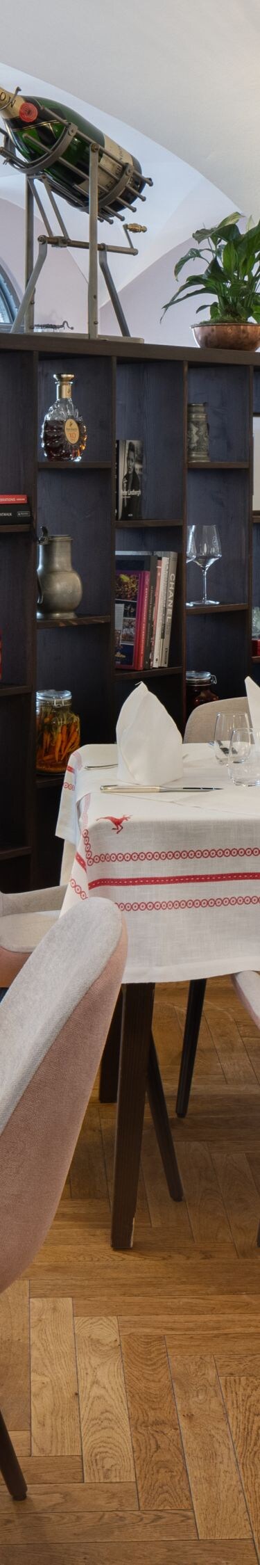 Restaurant mit gewölbter Decke und Dekoration