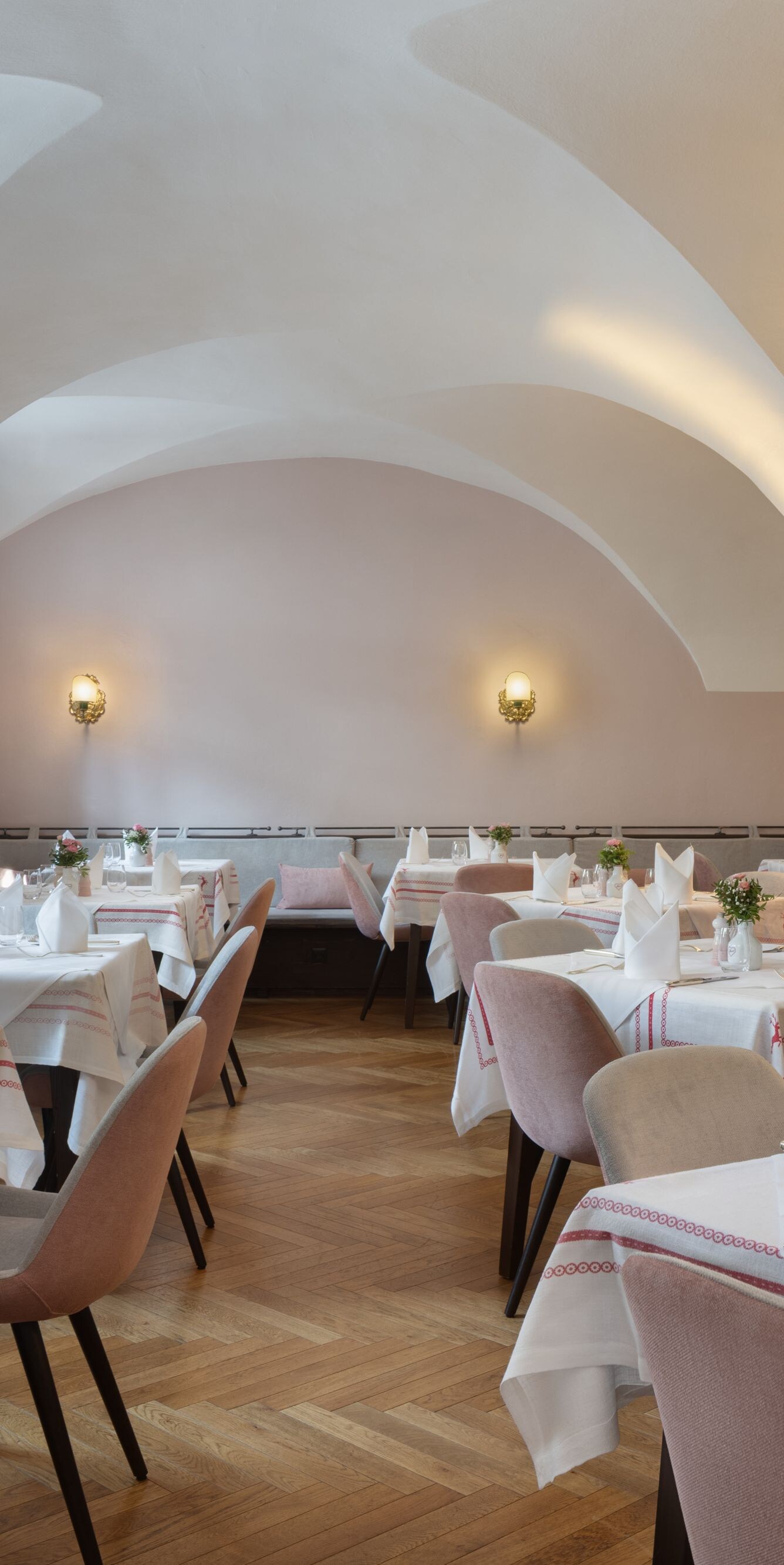 Restaurant mit gewölbter Decke und Tischen