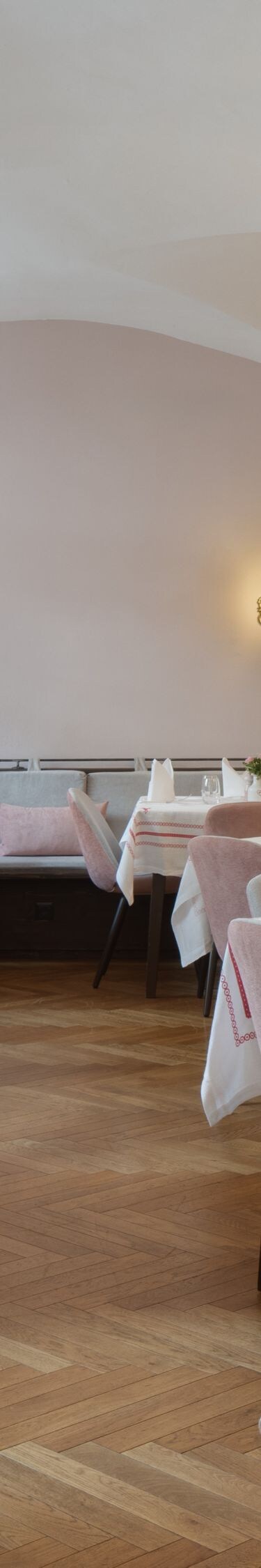 Restaurant mit gewölbter Decke und Tischen