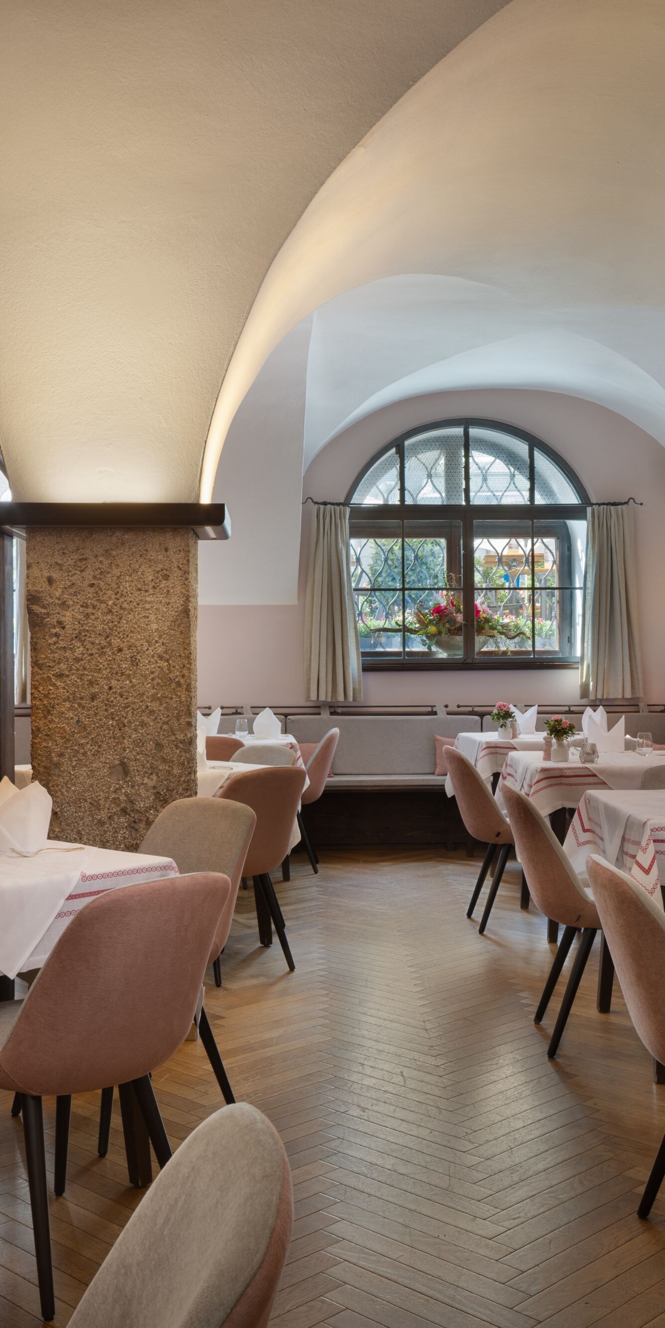 Restaurant mit gewölbter Decke und Tischen
