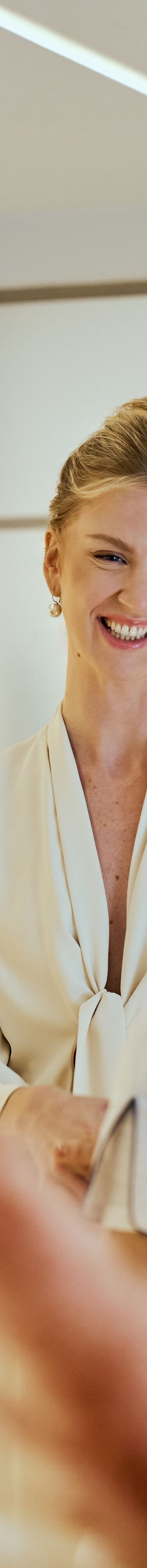 Eine Spa-Therapeutin begrüßt einen Gast im Gritti Spa