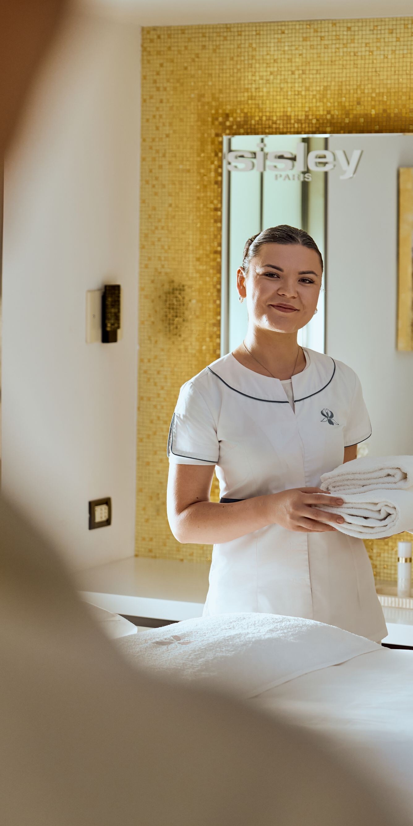 Spa-Therapeutin bei der Vorbereitung einer Behandlung