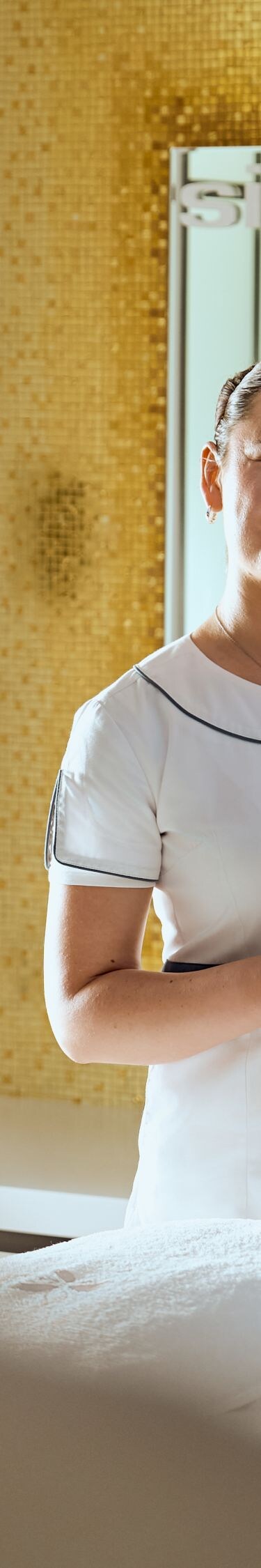 Spa-Therapeutin bei der Vorbereitung einer Behandlung