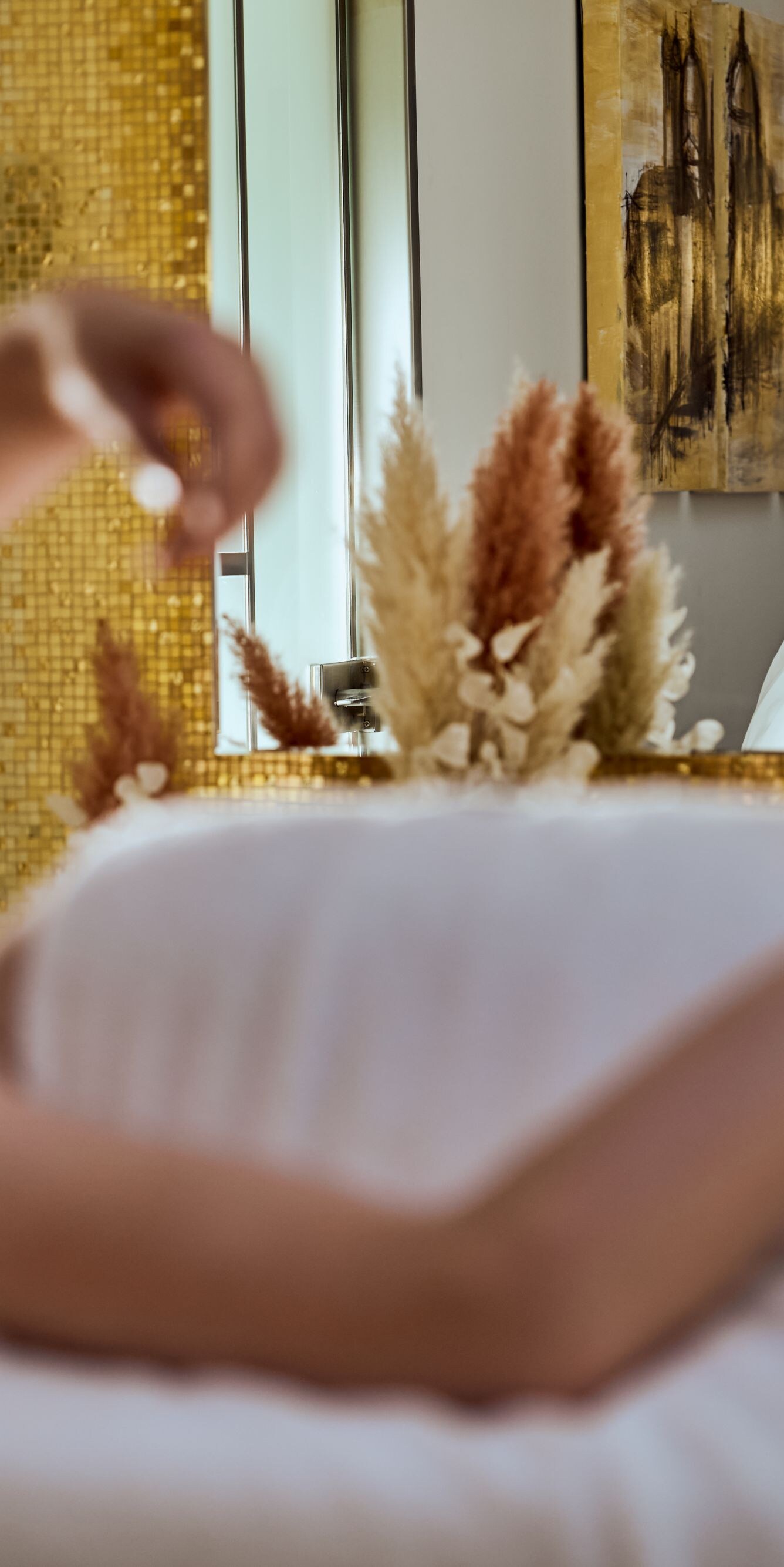 Spa-Gast erhält eine Gesichtsbehandlung zur Entspannung.