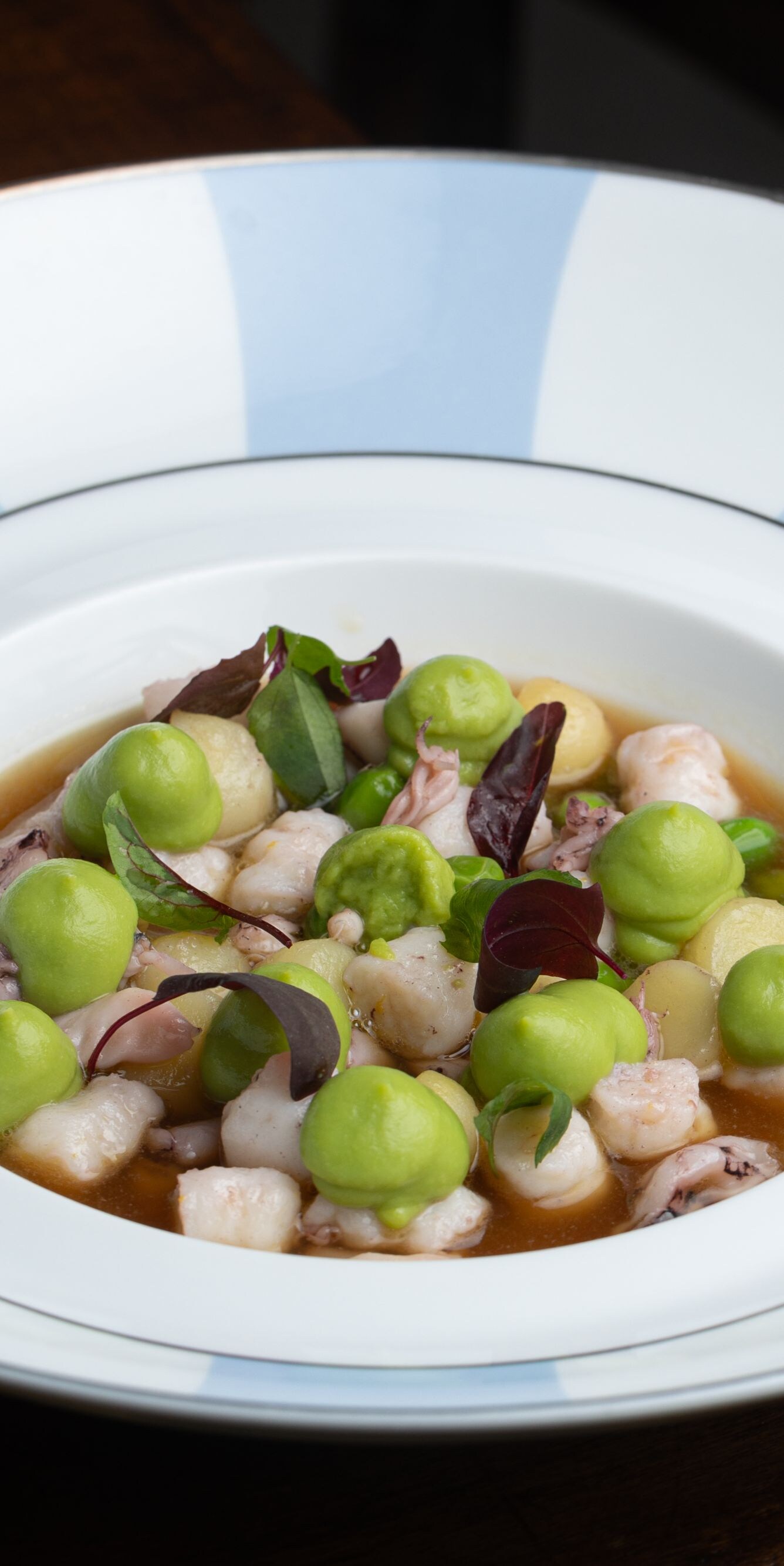 Tintenfisch-Gnocchi mit Kalamari und Erbsen