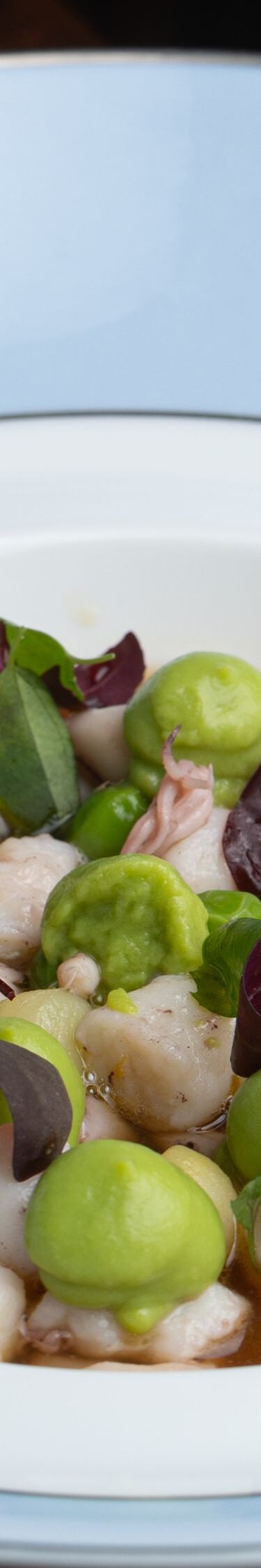Tintenfisch-Gnocchi mit Kalamari und Erbsen
