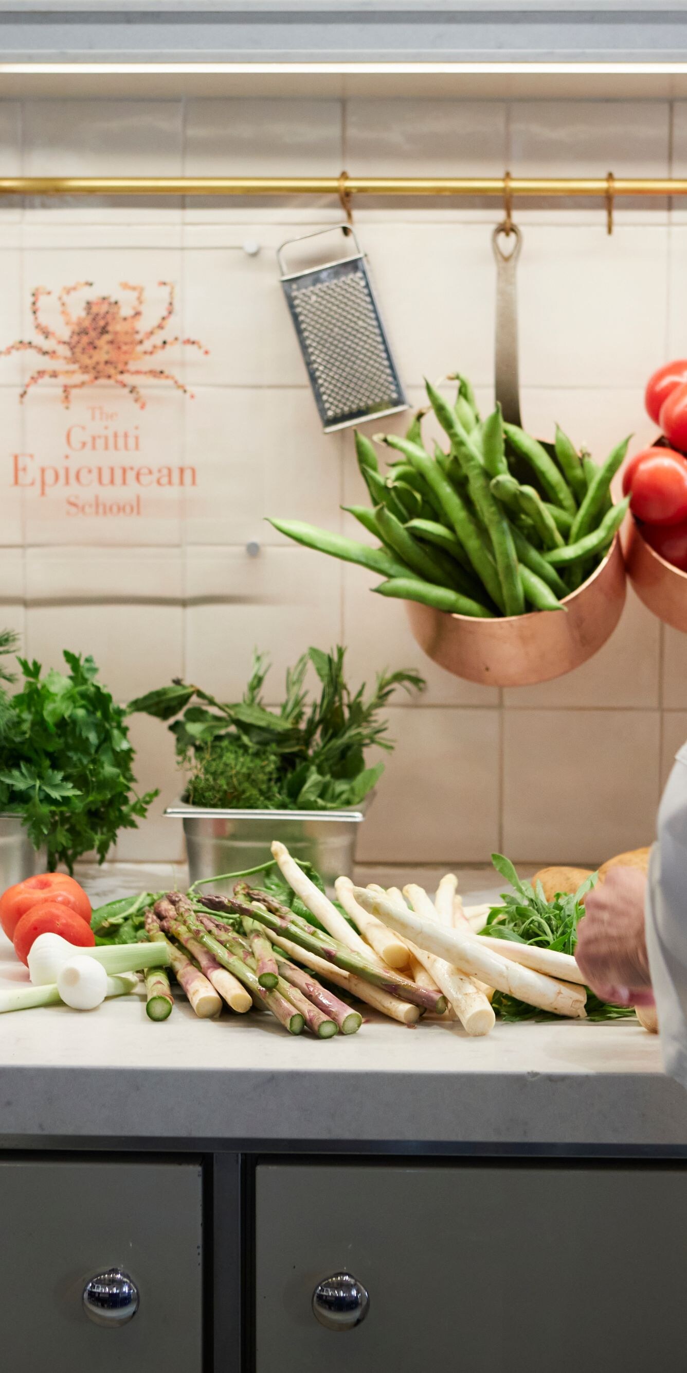 Der Küchenchef bereitet Gemüse für einen Kochkurs vor.