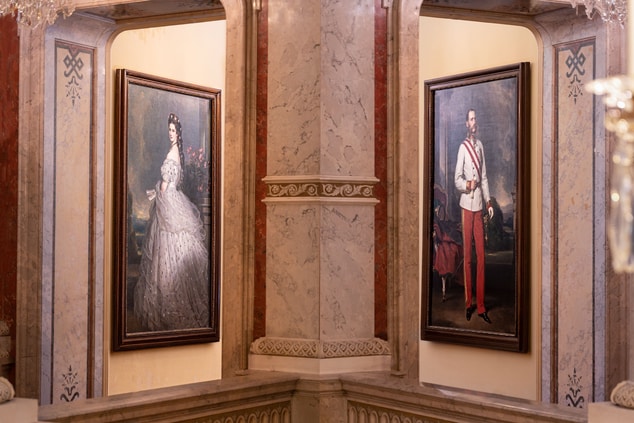 Porträts von Sisi und Franz im Treppenhaus